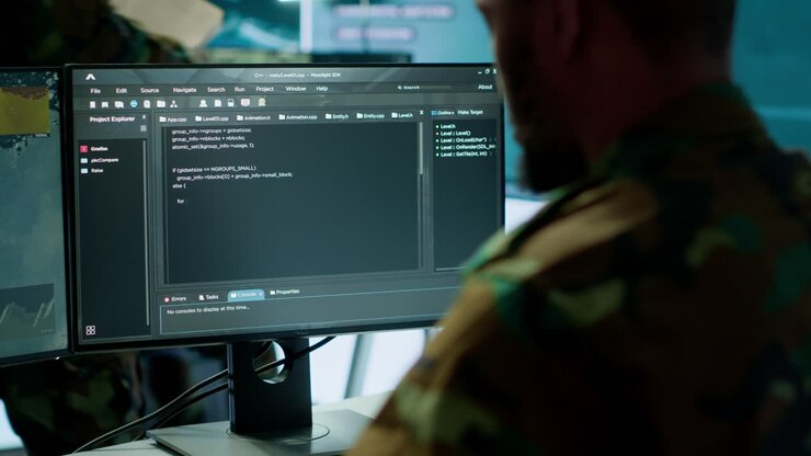 Militärischer Spezialist im Hightech-Kontrollzentrum für die Satellitenüberwachung