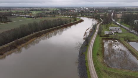 Vista-Aérea-Del-Agua-Alta-En-Primavera,-Inundación-Del-Río-Barta,-Agua-Marrón-Y-Fangosa,-Día-Nublado,-Amplio-Disparo-De-Drones-Avanzando