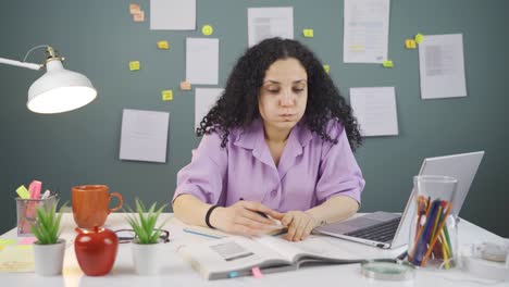 estudiante aburrida con el estudio.