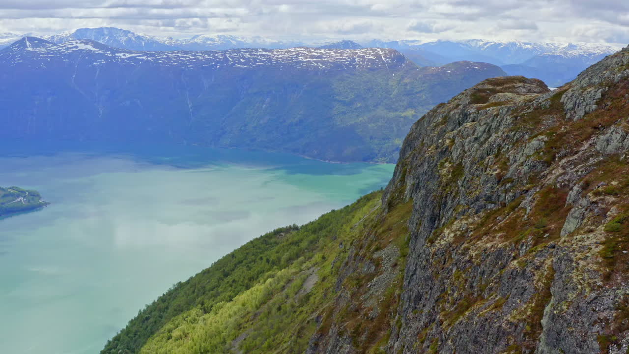 Majestætisk luftfoto af Sogndal, Norge med Sognefjorden, frodige bjerge og Sogndal Bro under en klar himmel. Betagende nordisk landskab i blødt naturligt lys