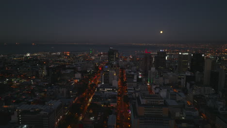 Largas-Calles-Rectas-Y-Anchas-Rodeadas-De-Altos-Edificios-De-Oficinas.-Centro-De-La-Ciudad-Y-Puerto-Marítimo-Por-La-Noche.-Ciudad-Del-Cabo,-Sudáfrica