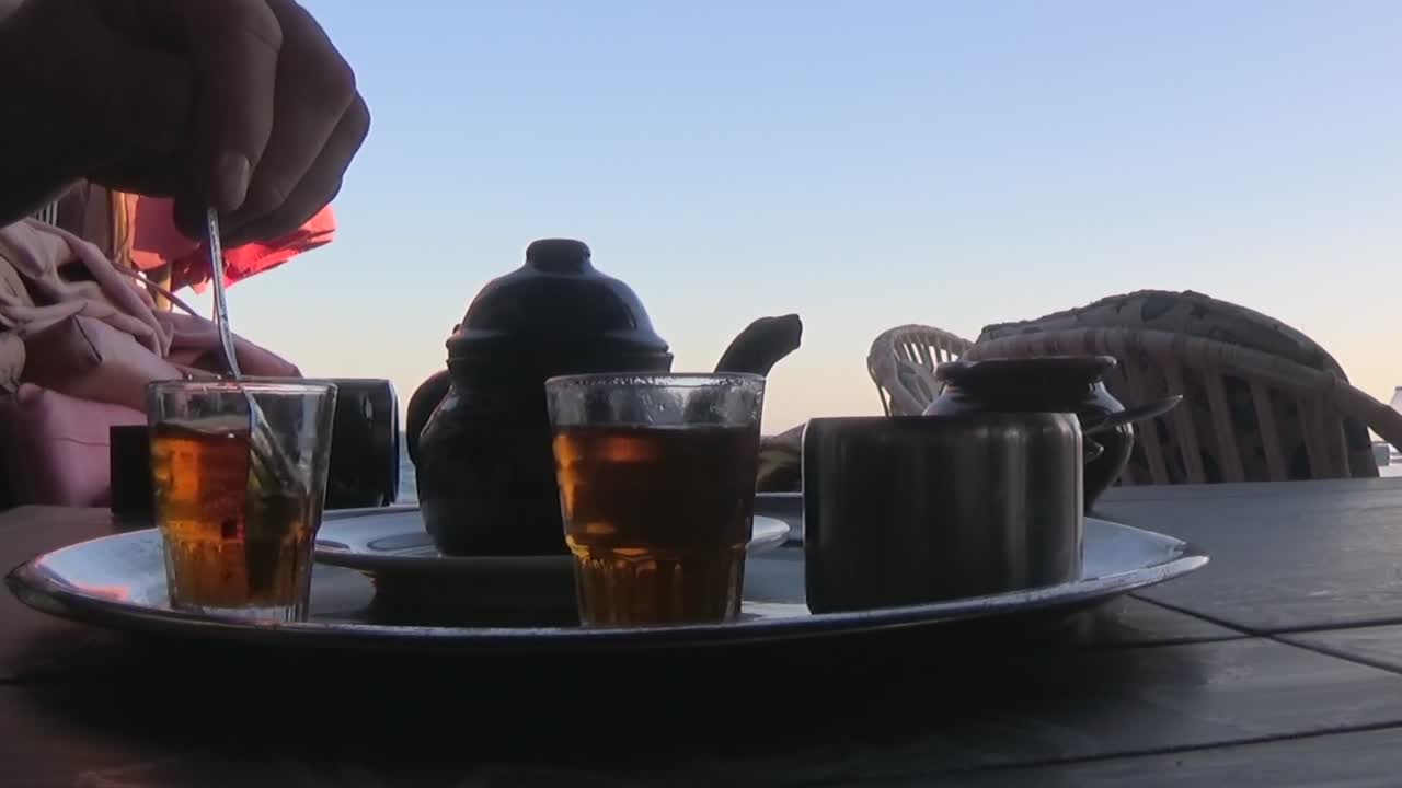 이집트 다합에서 달콤한 민트 차를 저어