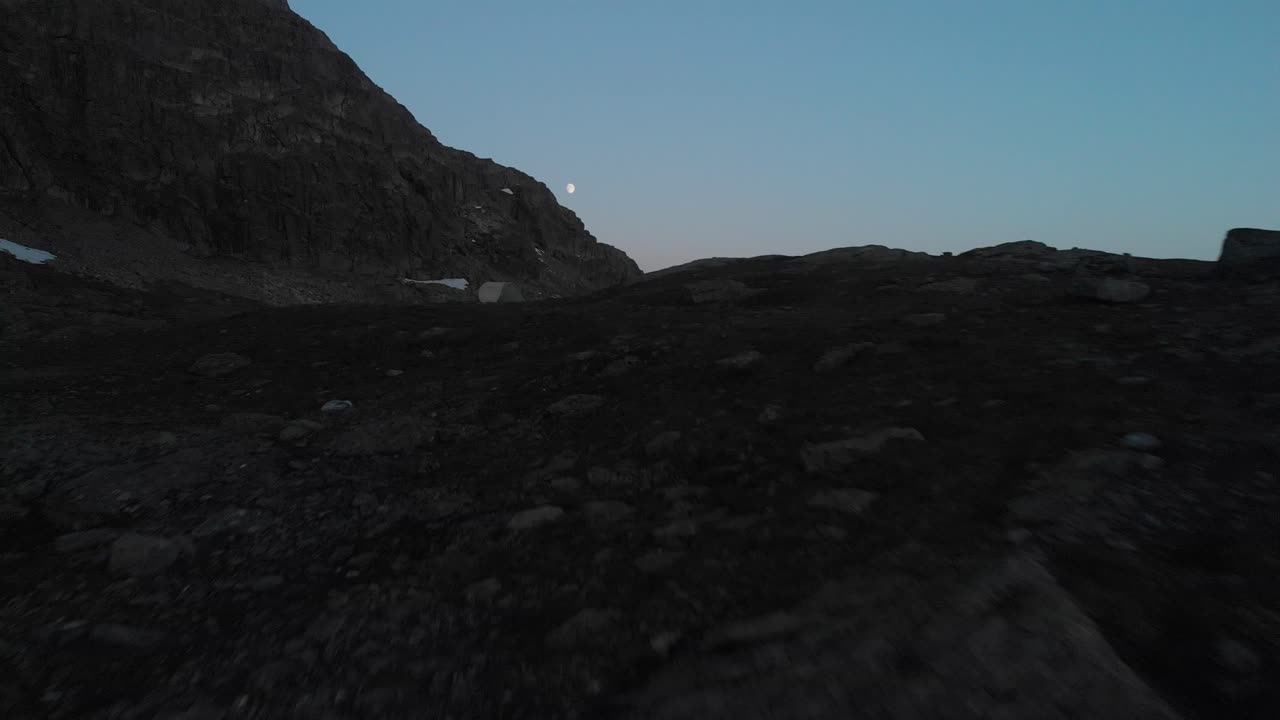 un paisaje iluminado por la luna en troltunga noruega