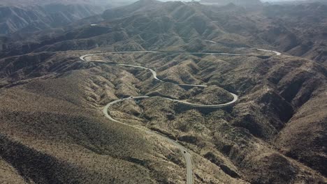 carretera sinuosa carretera zona desértica de palm, california