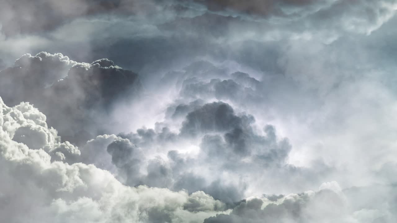 punto de vista del sol en una espesa nube en el cielo azul