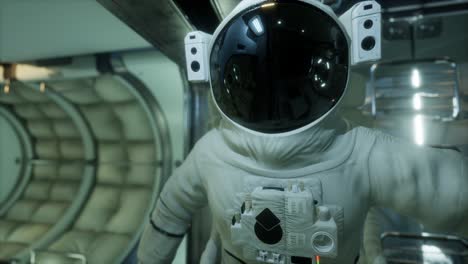 astronauta dentro de la estación espacial orbital