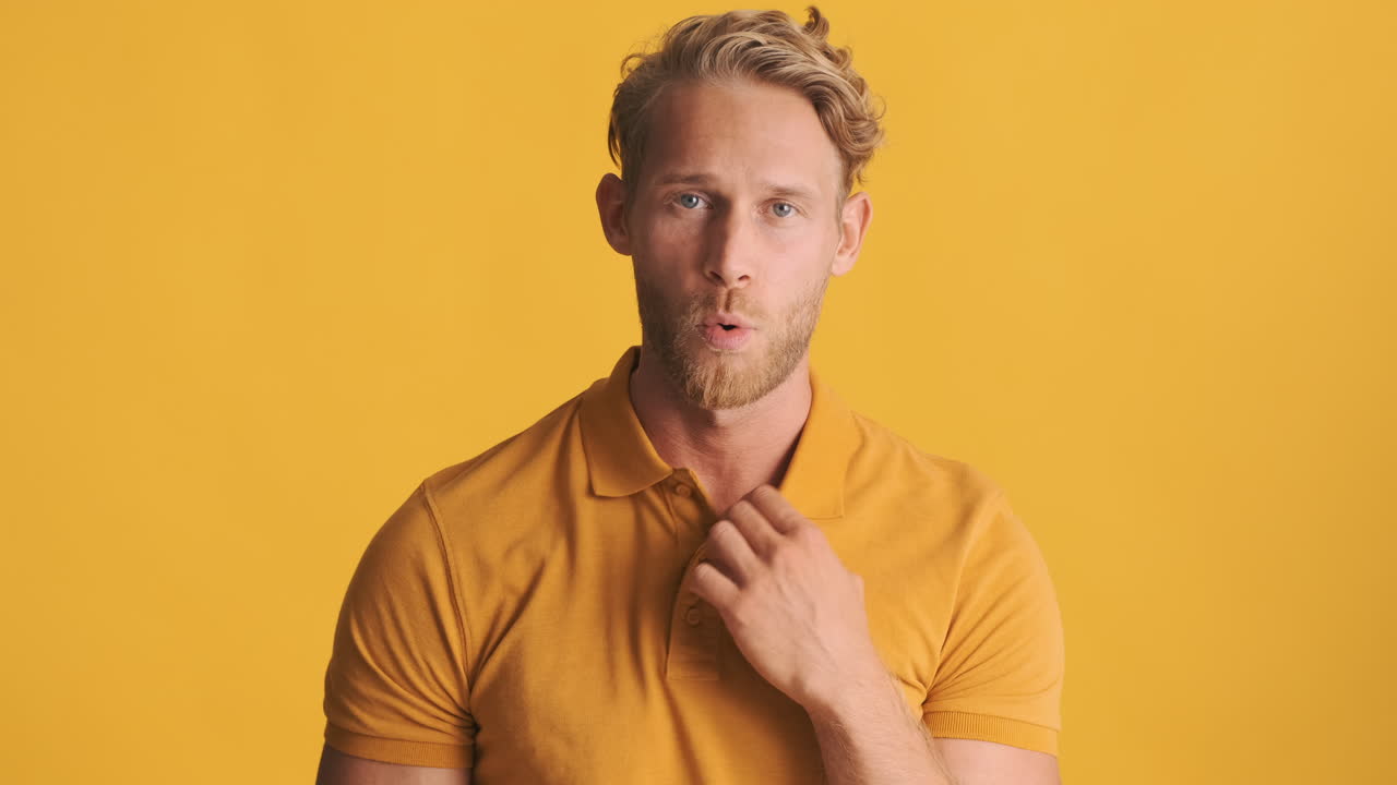 우아한 남자가 따뜻한 날씨를 느다