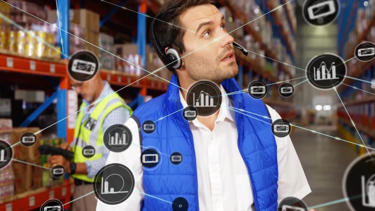 Animazione di una rete di connessioni con icone sovrapposta a diversi lavoratori uomini che usano un tablet in magazzino.