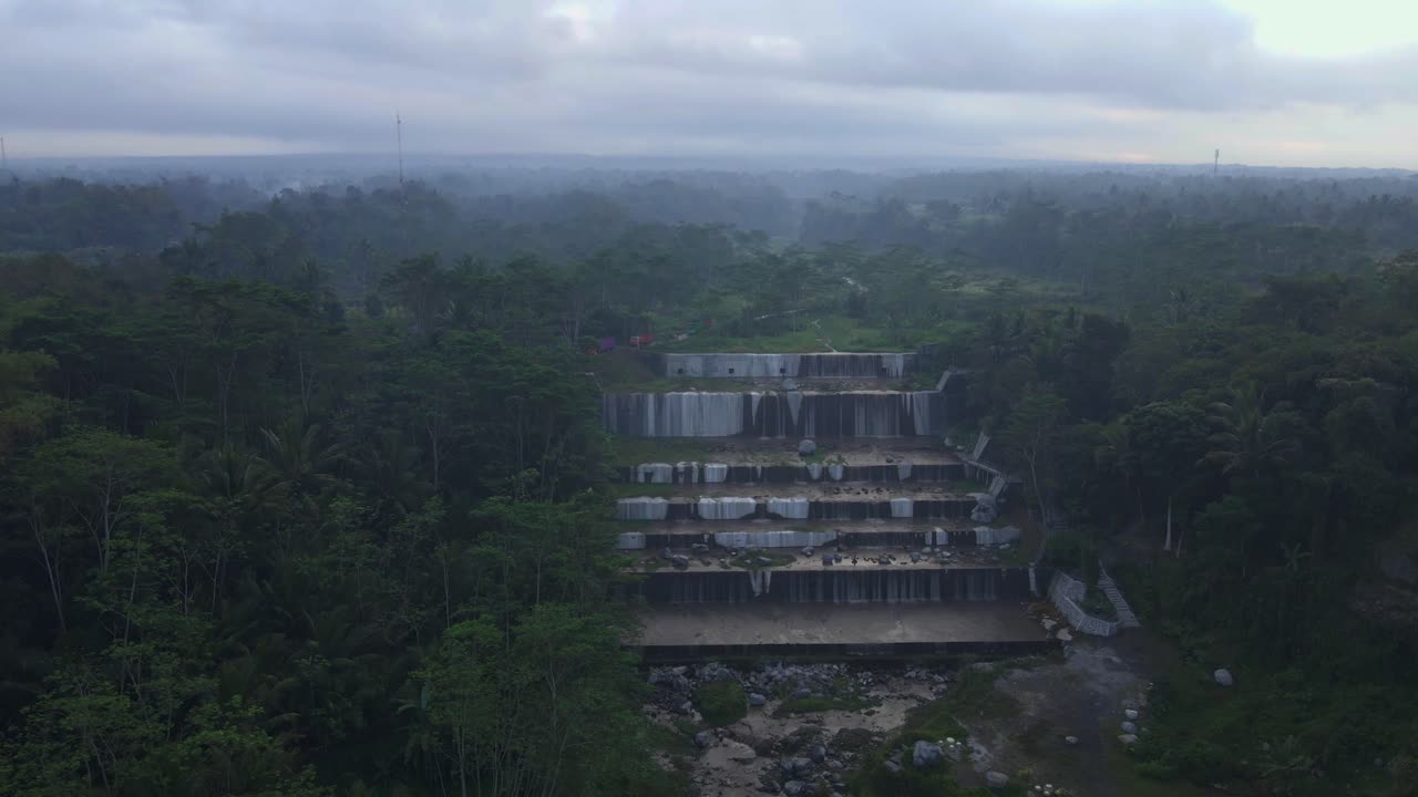 vista aérea del río de la naturaleza con cascada en la mañana brumosa