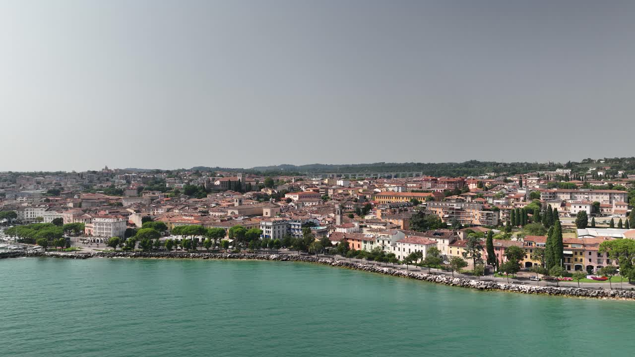 Ripresa con drone di Desenzano del Garda, città e panorama del lago 07