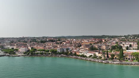 Toma-De-Drones-Panorámica-De-La-Ciudad-Y-El-Lago-De-Desenzano-Del-Garda-07