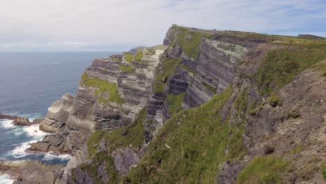 Una-Toma-Panorámica-De-4-K-Desde-Los-Especulares-Acantilados-De-Kerry-Hacia-El-Océano-Atlántico-Cerca-Del-Condado-De-Portmagee,-Kerry,-Irlanda,-Con-Vistas-Espectaculares-De-Las-Islas-Skellig-Y-La-Isla-Frailecillo