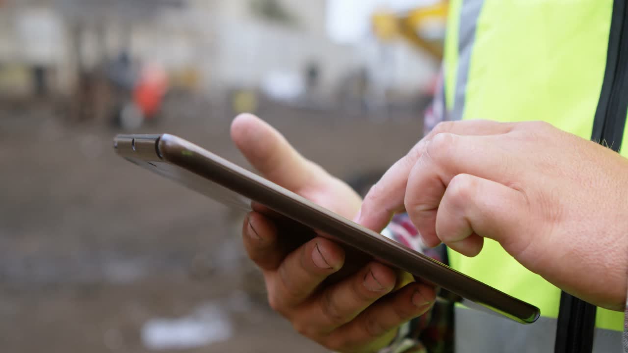 trabajador masculino usando una tableta digital en el depósito de chatarra 4k