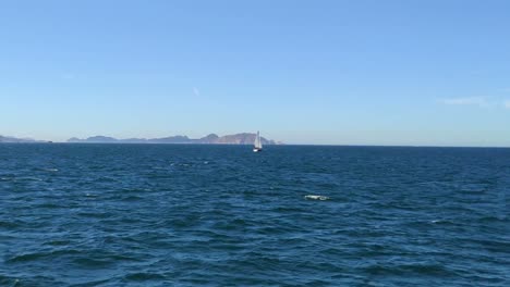 detrás del velero que viaja a las islas cíes en un día soleado de cielo azul en las rías baixas, tiro bloqueado por detrás, pontevedra, galicia, españa