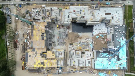 vista aérea del sitio de construcción con grúa y edificio