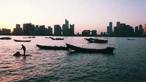 Puesta-De-Sol-De-4k-En-El-Río-Qiantang-Con-El-Horizonte-De-Hangzhou,-China