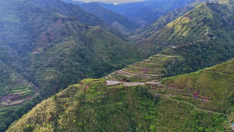 imágenes de drones distantes de terrazas de arroz verde en el norte de filipinas