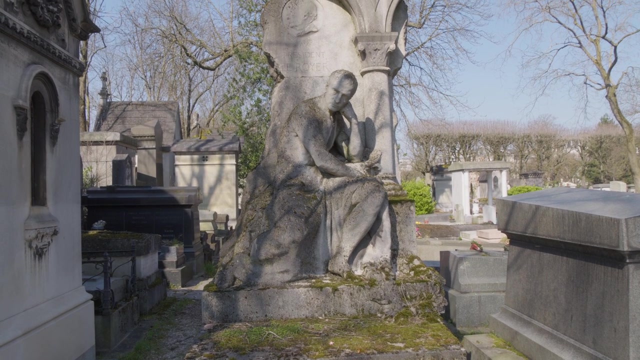 Ripresa con tilt verso l'alto della tomba di Antoine Gaetan Guerinot al Cimitero di Père Lachaise a Parigi, che mostra l'allegoria in pietra dell'architettura di Louis-Ernest Barrias alla luce del giorno.