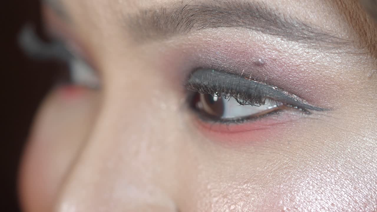 primer plano del maquillaje de los ojos de una mujer