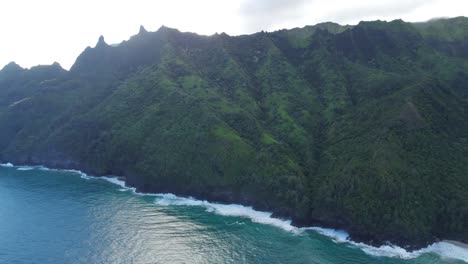 na pali coast in hawaii showing gigantic oceanside mountains