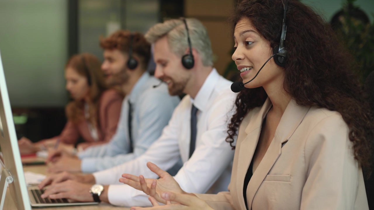 Equipe Diversificada de Call Center Trabalhando e se Comunicando em um Escritório Moderno