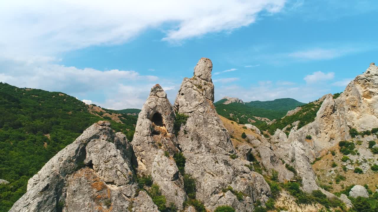독특한 바위 형태를 가진 놀라운 산악 풍경