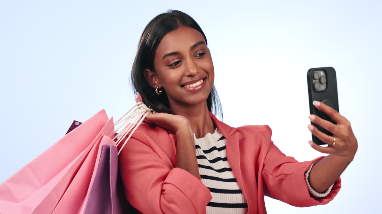 mujer, cliente y bolsa de compras para redes sociales