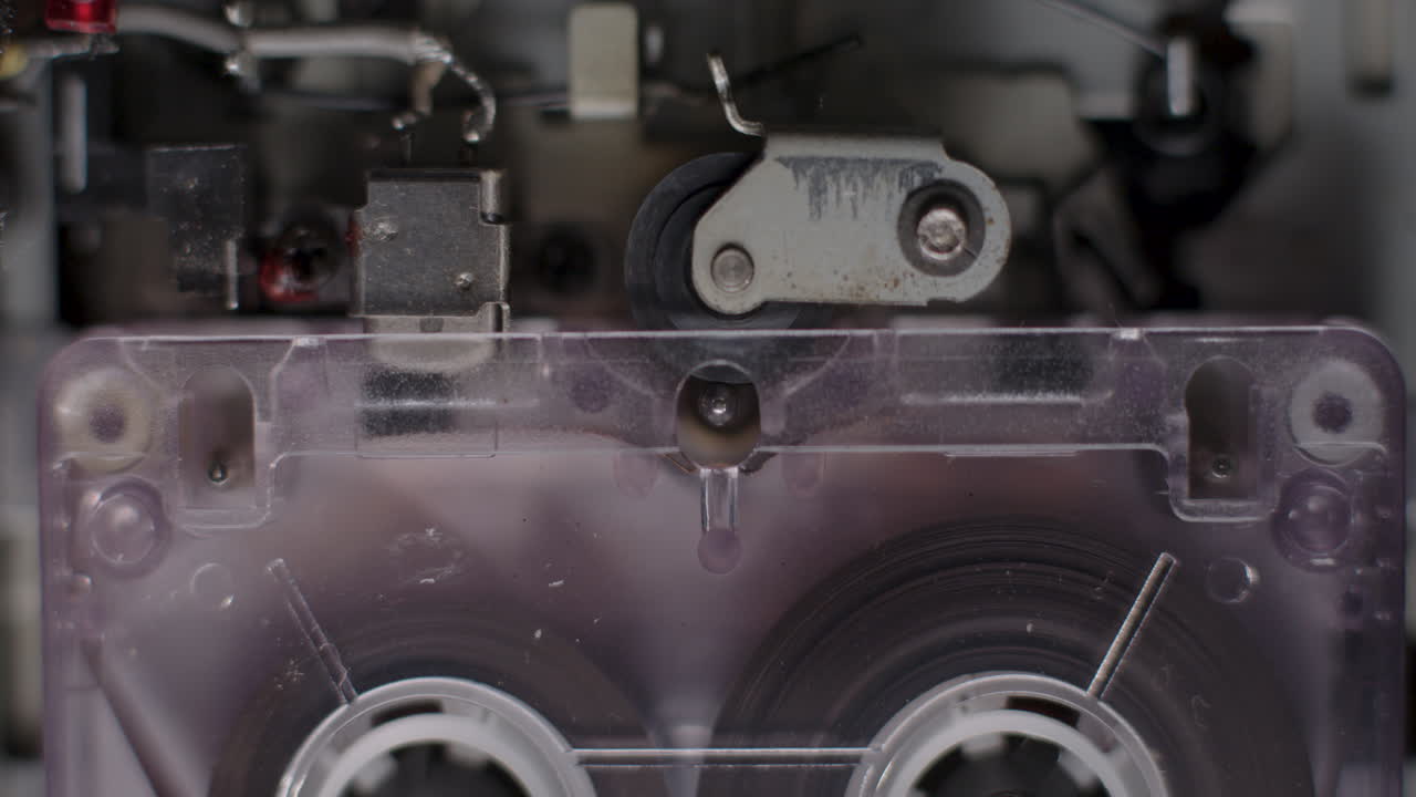 재생 헤드와 핀치 롤러가 보이는 마이크로카세트 레코더 릴