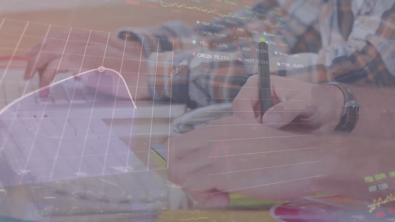 animación del procesamiento de datos del mercado de valores sobre la sección media de hombres que usan computadoras portátiles y tabletas gráficas