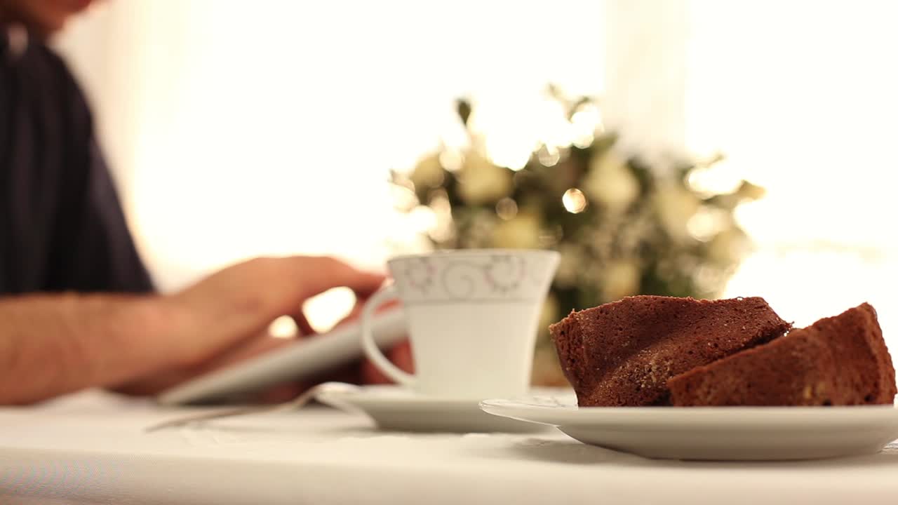 카페와 함께 차 케이크 시간