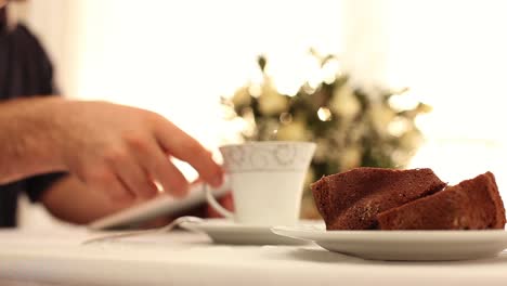 tiempo de pastel de té con café