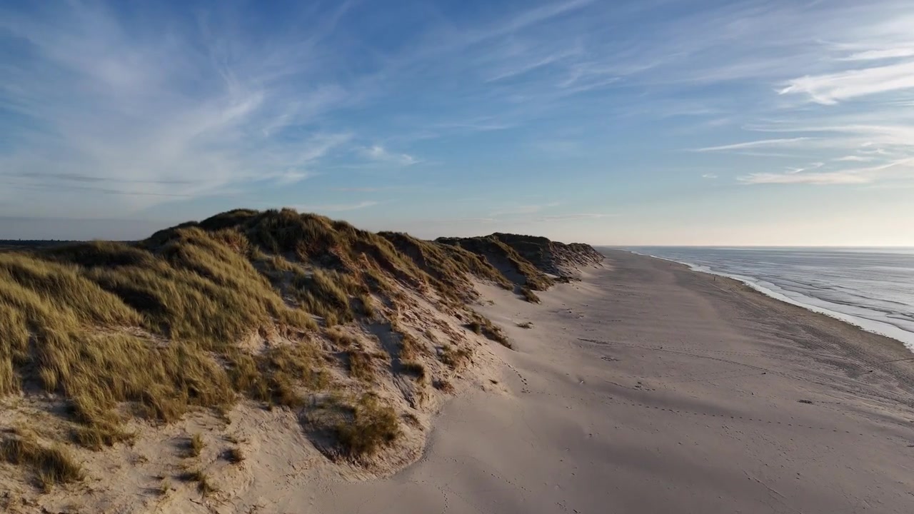 Parallele Luftbewegung entlang von Dünen mit warmem Seitenlicht