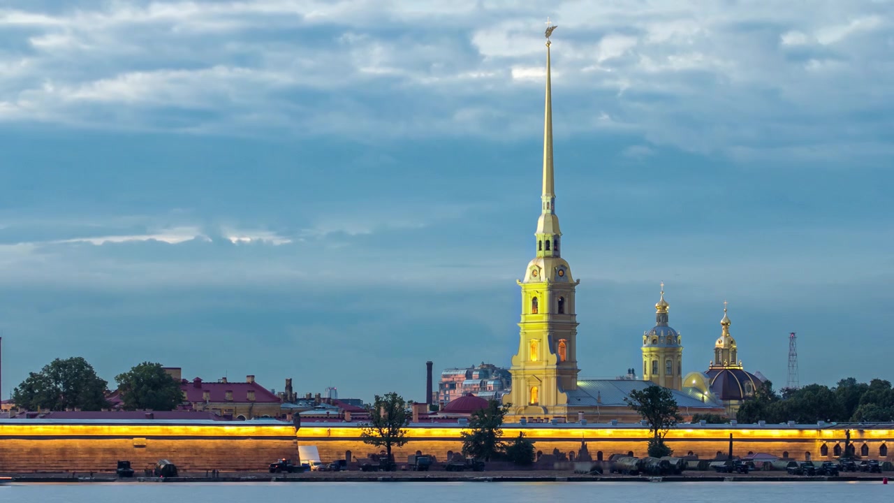 Peter og Paul-fæstningen efter solnedgang, grundlagt af Peter den Store i 1703, skifter fra dag til nat i denne timelapse. Beliggende i Sankt Petersborg, Rusland. Lys tændes.