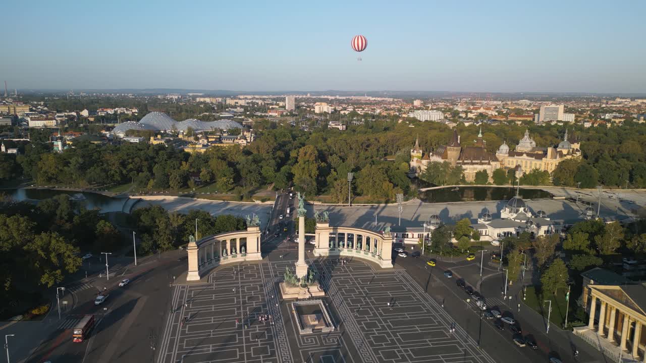 배경 에 도시 공원 이 있는 영웅 광장 의 공중 전망