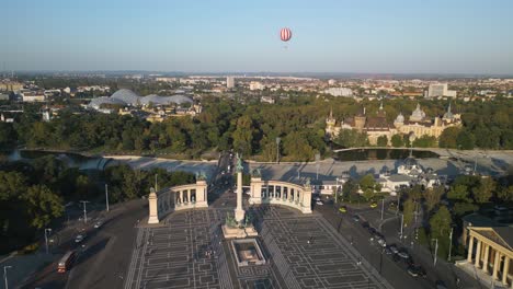 vista aérea de la plaza de los héroes con el parque de la ciudad en el fondo