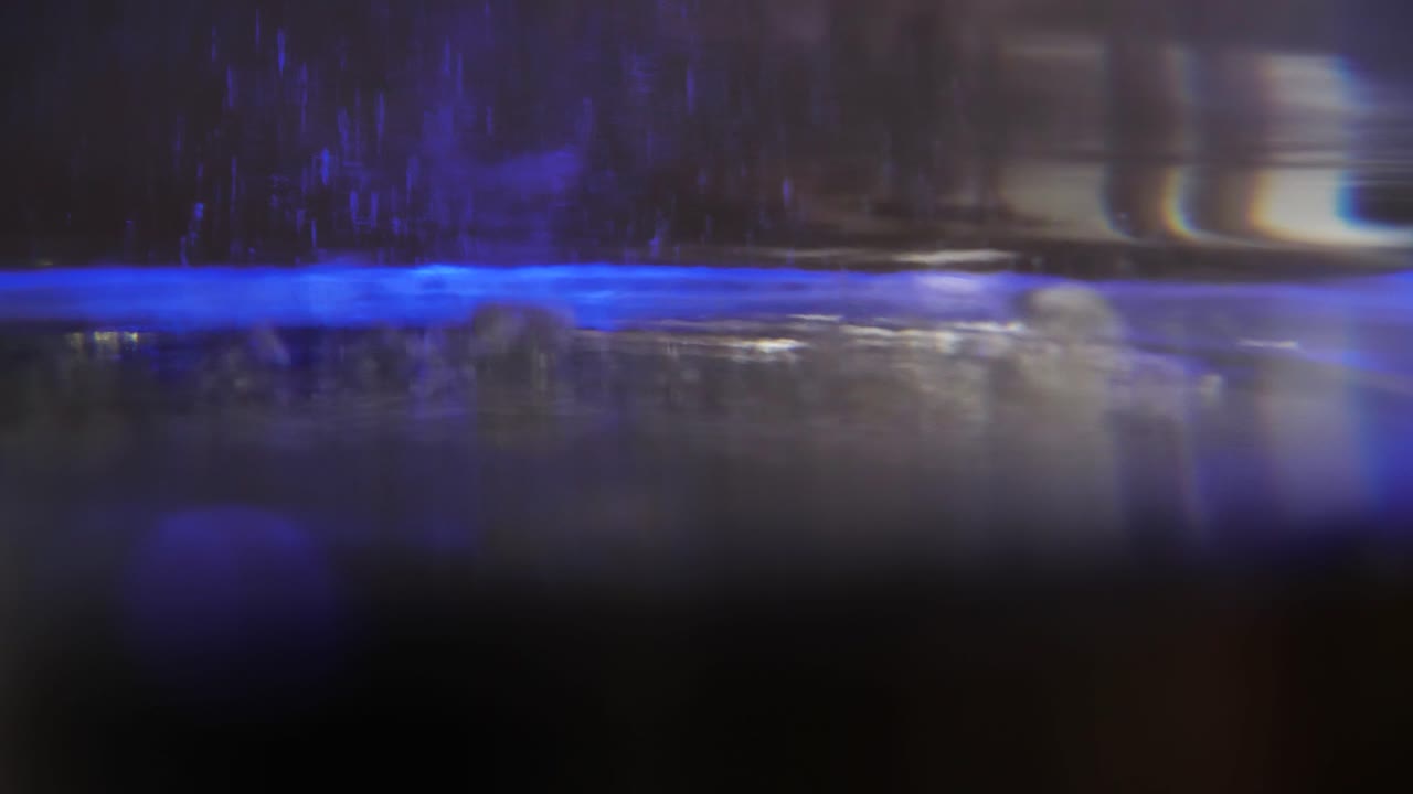 абстрактный синий свет через стекло