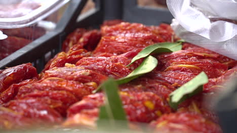 tomates secados al sol con hierbas frescas y especias que se venden en el mercado