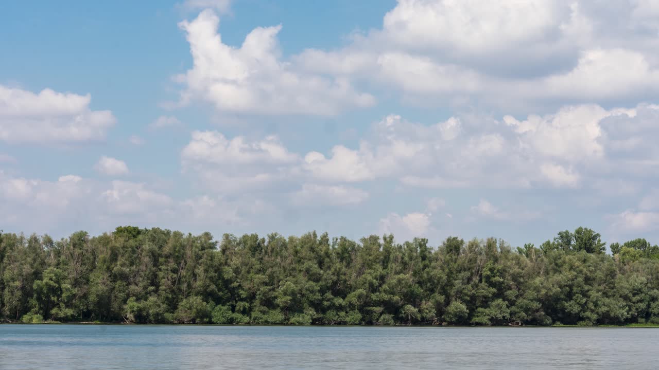 하늘에 숲과 놀라운 구름이 있는 강의 저속 4k 비디오