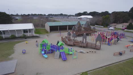 人のいないカラフルな木とプラスチックの子供の遊び場