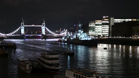 Barco-Navegando-Hacia-El-Centro-De-Londres-Desde-El-Puente-De-La-Torre,-Londres,-Reino-Unido