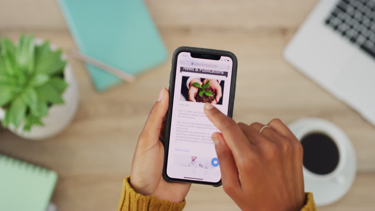 persona que utiliza un teléfono inteligente en un escritorio