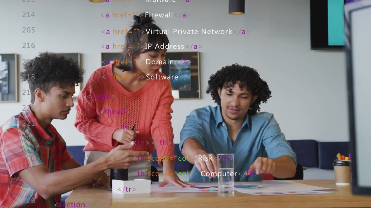 Mujer de pie pasando un informe para un análisis de negocio, fragmentos de código flotando mientras otros lo revisan