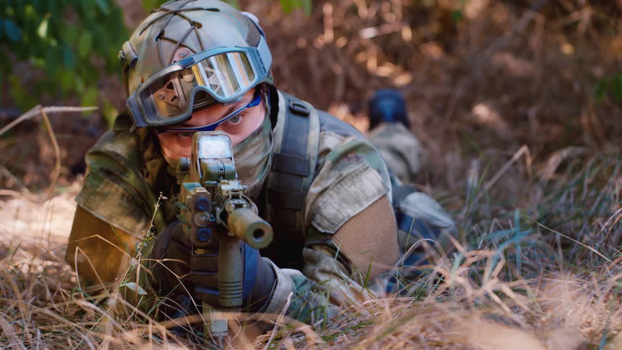 airsoft 플레이어는 나무 덤불에 숨어 있습니다 2