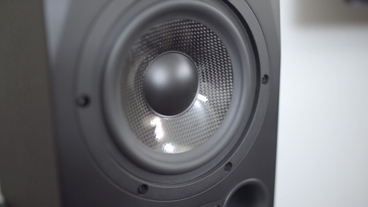 subwoofer crescendo como carrinhos de câmera por um alto-falante de estúdio