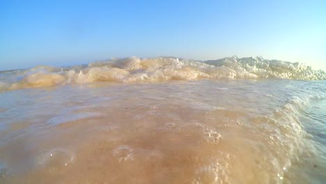 imágenes de playa con olas vienen a la cámara