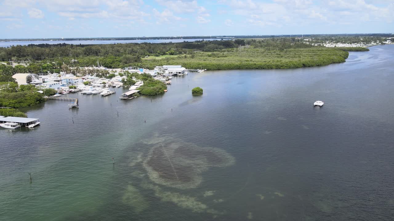 vista aérea hacia el sur hasta la bahía de sarasota y luego hacia el norte para ver los barcos de pesca y la sección cortez de bradenton, florida