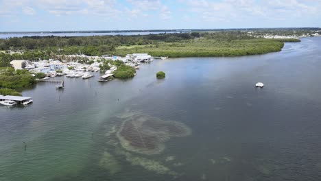 vista aérea hacia el sur hasta la bahía de sarasota y luego hacia el norte para ver los barcos de pesca y la sección cortez de bradenton, florida