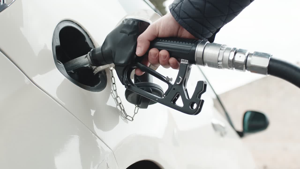 손으로 디젤 연료 프를 차에 넣습니다.