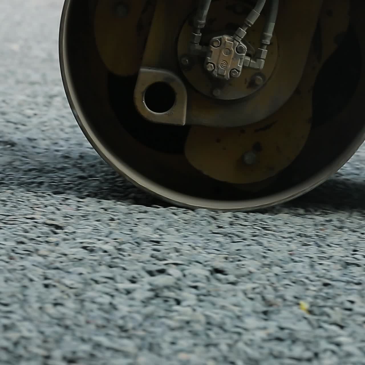 дорожный ролик на дорожном строительстве