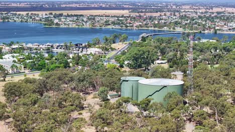 alrededor de tanques de agua y mástil en la colina con el lago mulwala y yarrawonga más allá